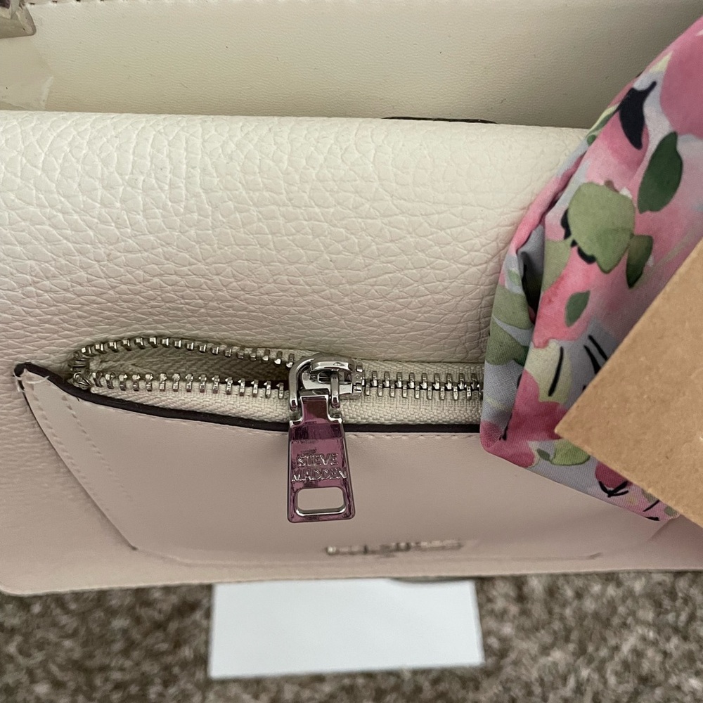 STEVE MADDEN Crossbody Bag. - Picture 8 of 11